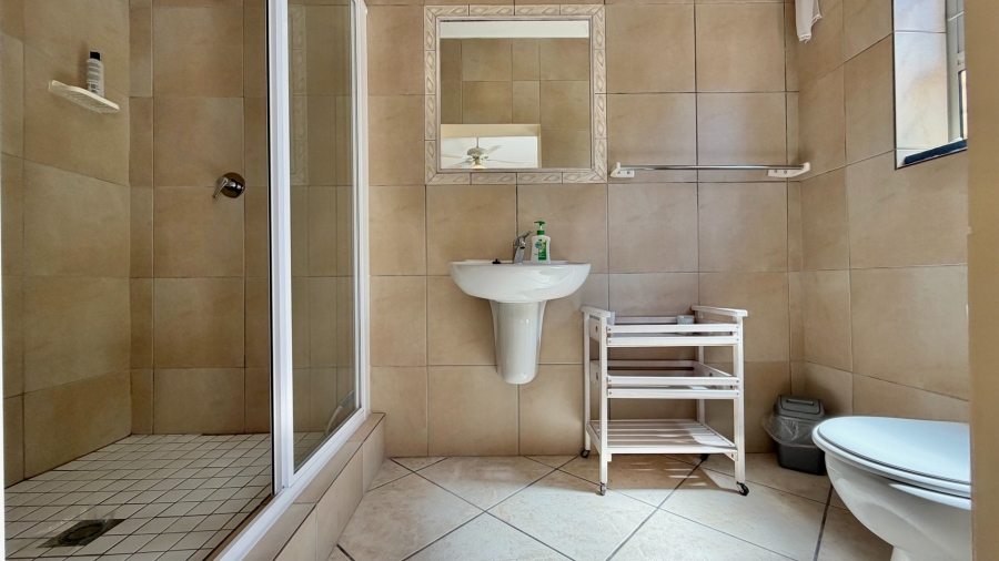 5 Bedroom Property for Sale in Mountainside Western Cape